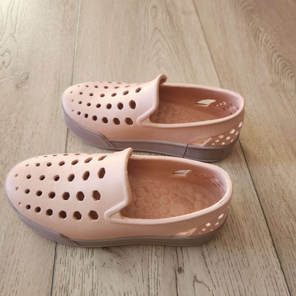 Joybees size 2, closed toed spring/summer shoe , Shoes 2 (Kids:4-8yr)