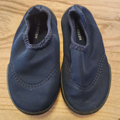Size 6 toddler water shoes , Shoes 6 (Walkers:12-24 mth)