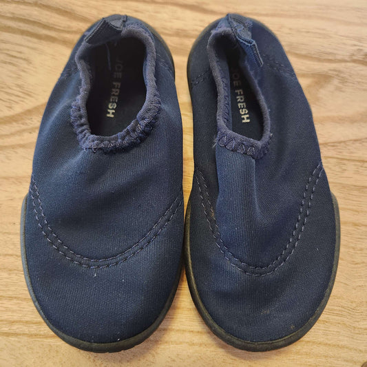 Size 6 toddler water shoes , Shoes 6 (Walkers:12-24 mth)