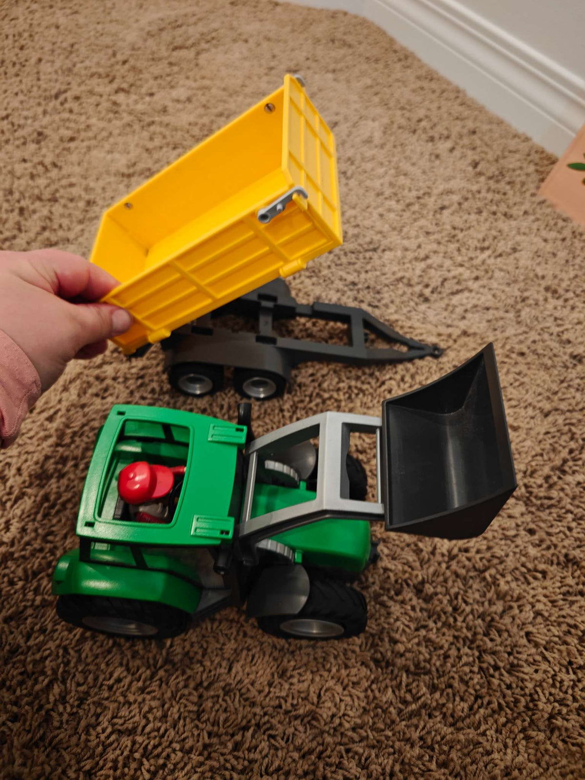 Tractor with wagon toy + 3 books