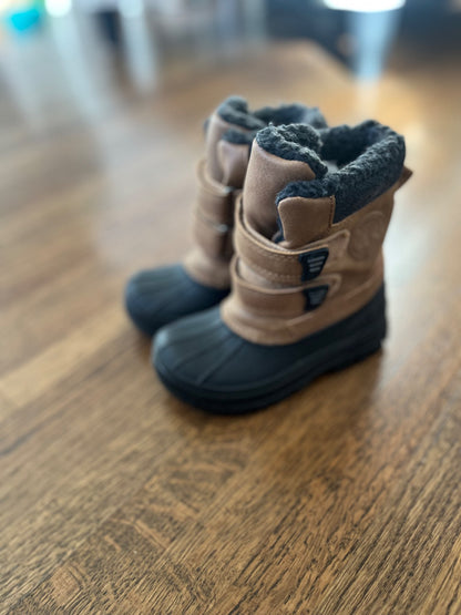 Joe Fresh Winter Boots EUC Size Little Kid 7, Shoes 7 (Walkers:12-24 mth)
