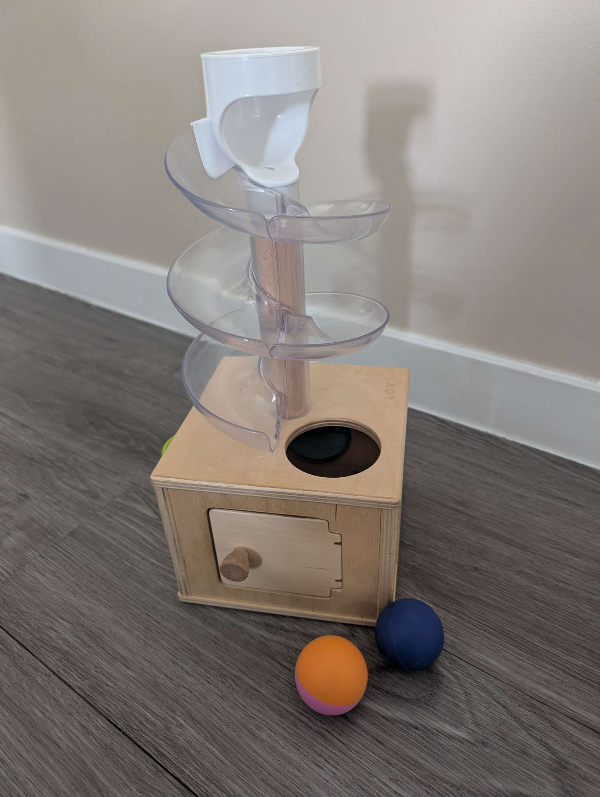 Lovevery - Spiral ball drop toy & 2 balls