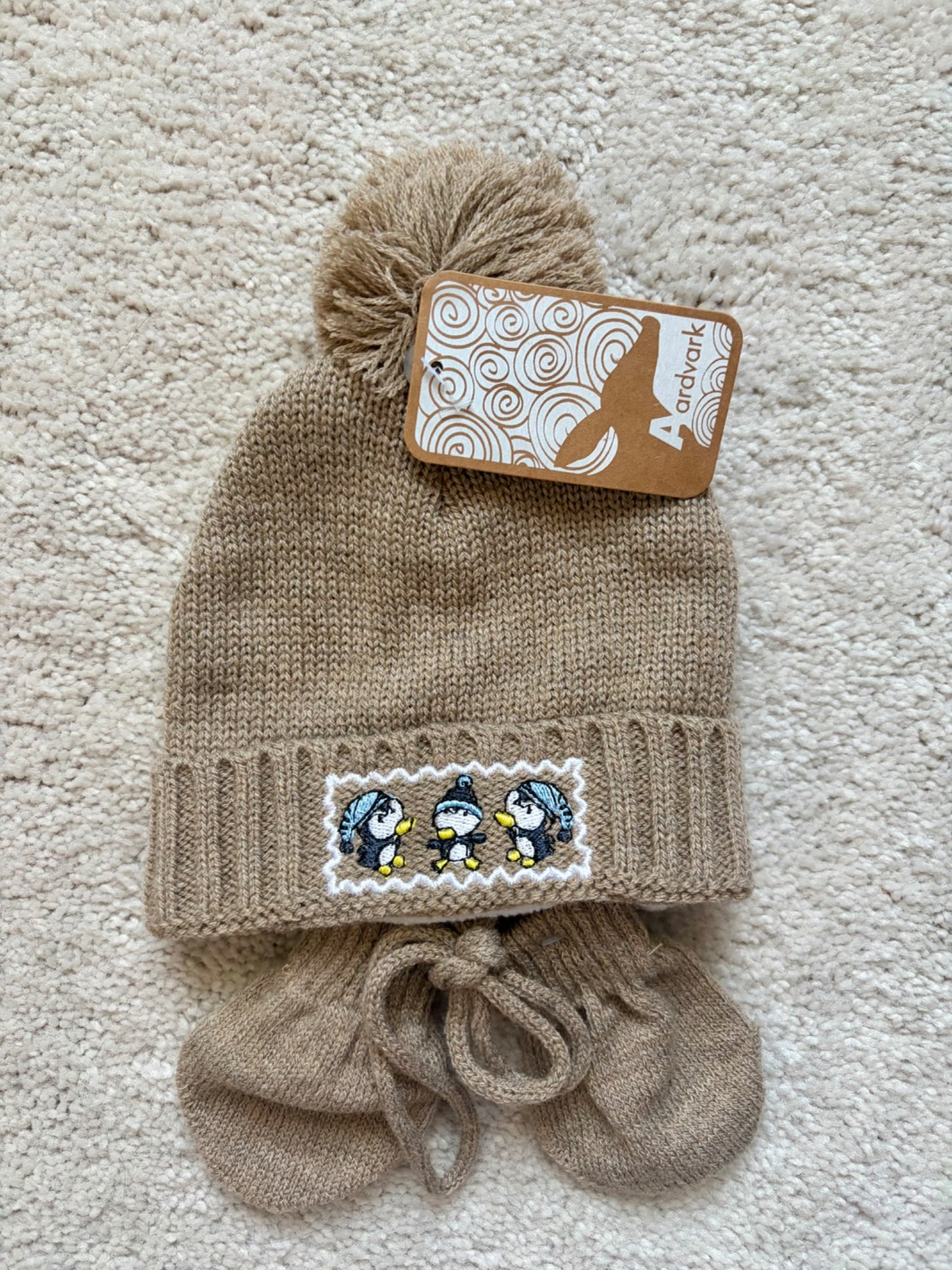 BNWT Newborn hat + mittens, Kids 3 Month (0-3M)