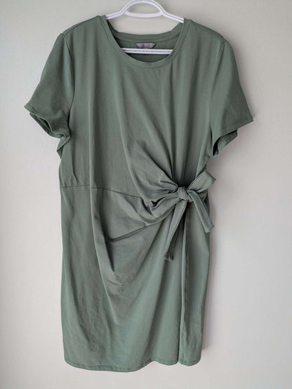 Thyme Maternity Tie-Waist Dress – Sage Green: MRSP $49.99 CAD, Maternity XL (16-18)