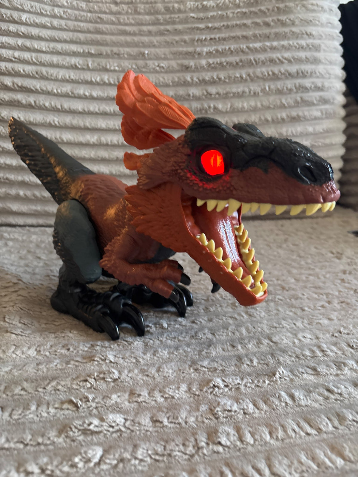 Jurassic World: Dominion Uncaged Ultimate Pyroraptor Interactive Dinosaur Figure