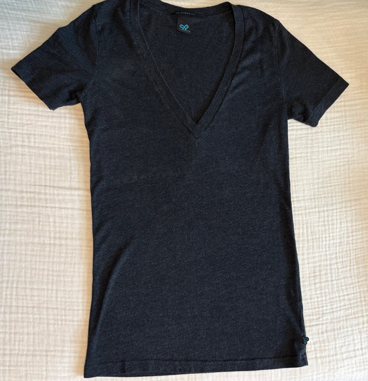 Aritzia TNA Pre-Teen/Teen Girl Short Sleeved V-Neck T-Shirt Size XXS , Kids 16 to 20 (extra large)
