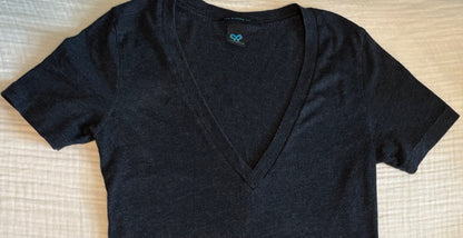 Aritzia TNA Pre-Teen/Teen Girl Short Sleeved V-Neck T-Shirt Size XXS , Kids 16 to 20 (extra large)