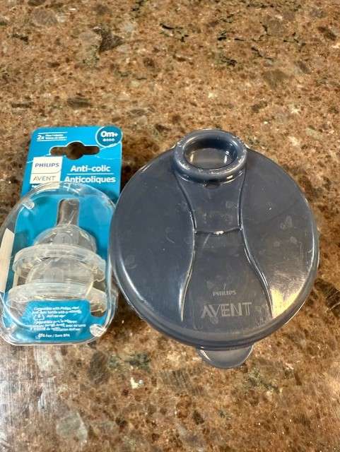 Philips Avent Anti-Colic Baby Bottle Nipple + Philips Avent Formula Powder Dispenser & Snack Cup RETAIL: 20$