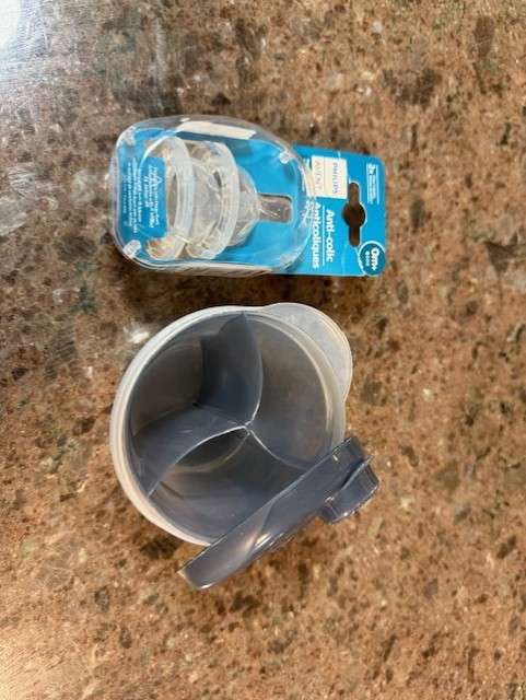 Philips Avent Anti-Colic Baby Bottle Nipple + Philips Avent Formula Powder Dispenser & Snack Cup RETAIL: 20$