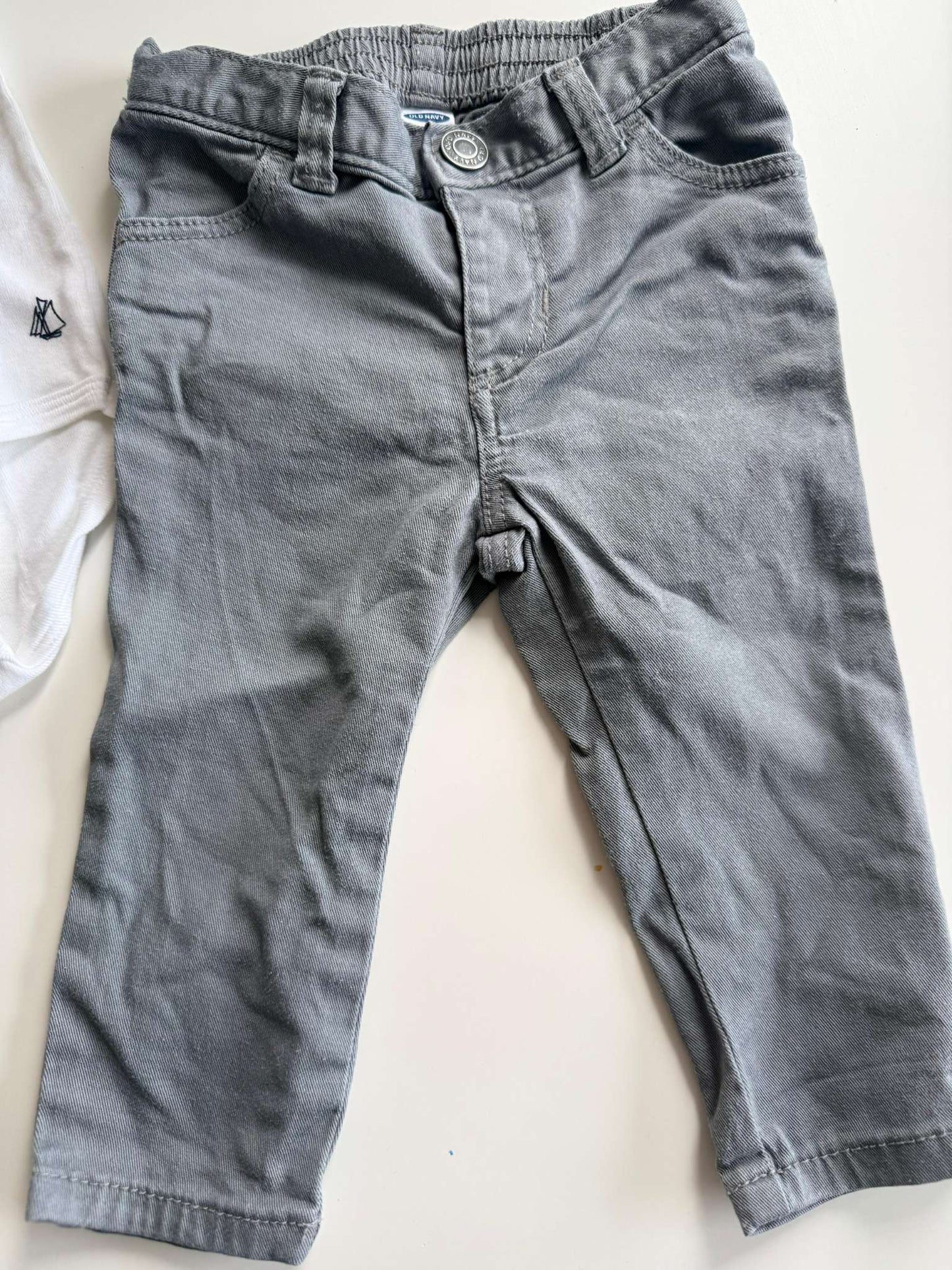 Old Navy + Petit Bateau Outfit :  12-18 Months Unisex Skinny 360° Stretch  Grey Jeans + White Onesie, Kids 18 Month (12-18M)