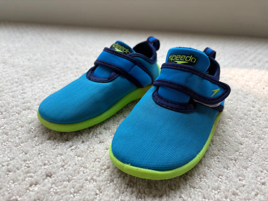 Speedo - blue and green Velcro water shoes, size M (size 6-7), Shoes 6 (Walkers:12-24 mth)