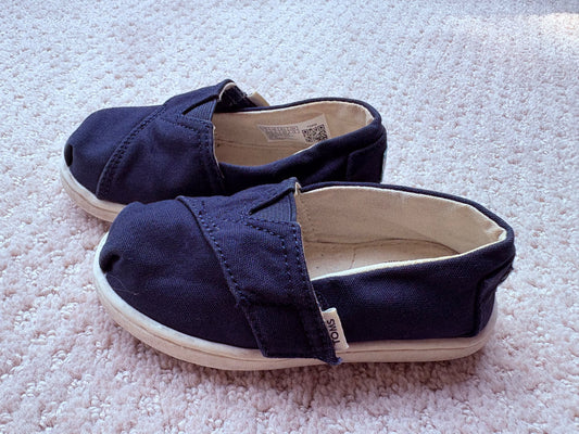 Toms- navy blue Velcro loafers, size 6, Shoes 6 (Walkers:12-24 mth)