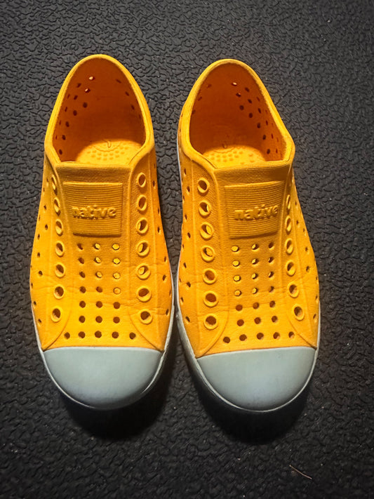 Native shoes size 10, Shoes 10 (Toddler:2-4yr)