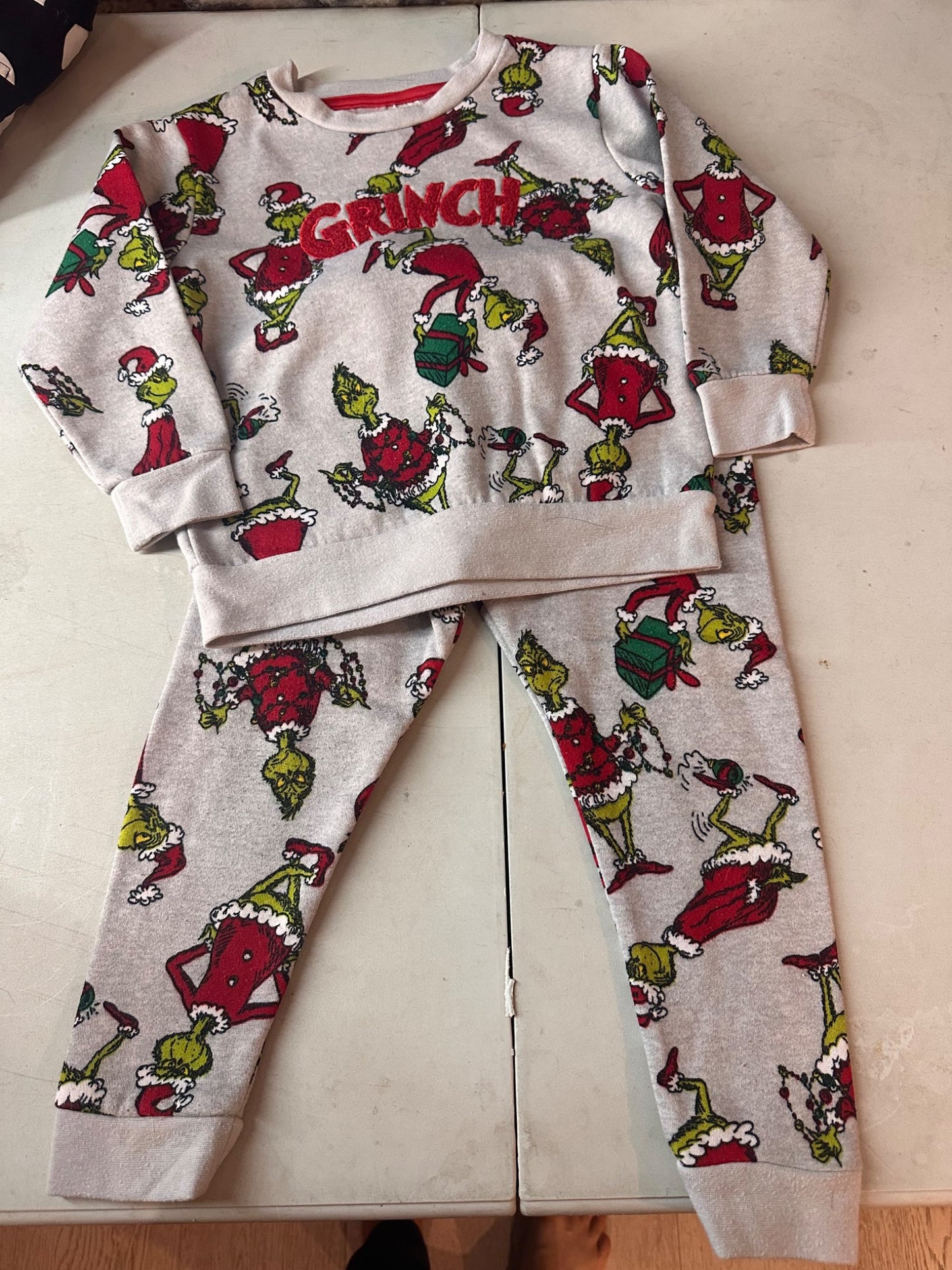 Grinch sweatsuit size 3T, Kids 3T