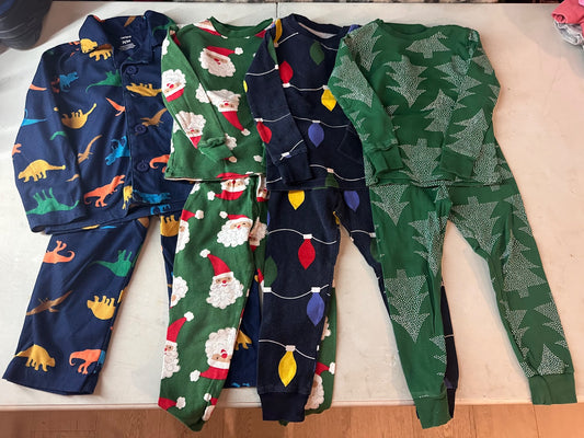 4 Christmas pjs size 3T, Kids 3T