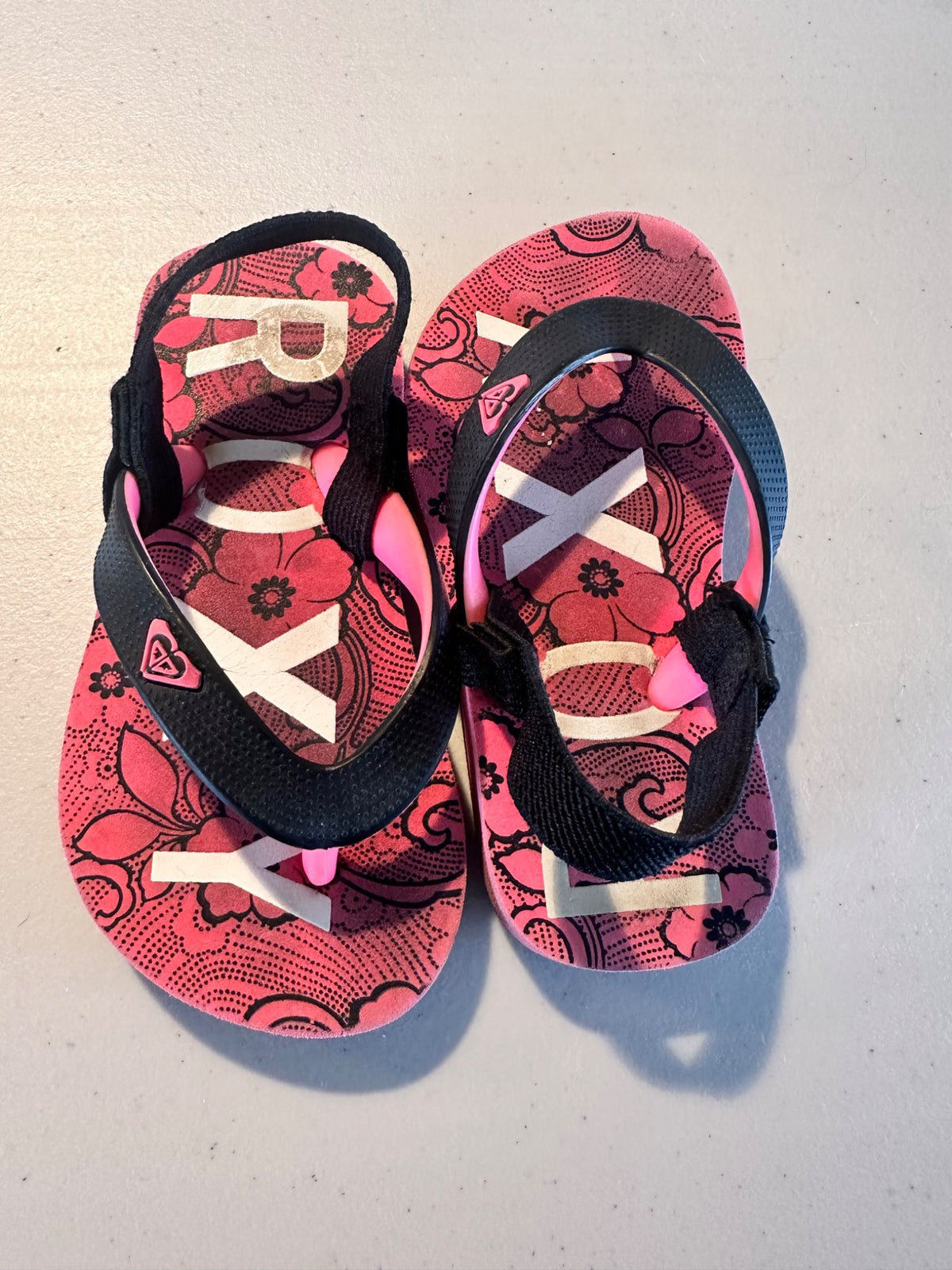 Roxy flip flops size 5-6, Shoes 5 (Walkers:12-24 mth)