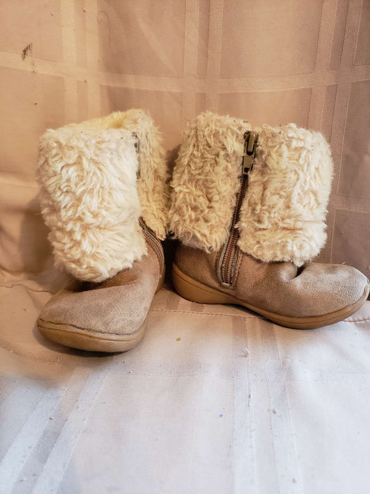 Carter's Soft Boots size 6T, Shoes 6 (Walkers:12-24 mth)