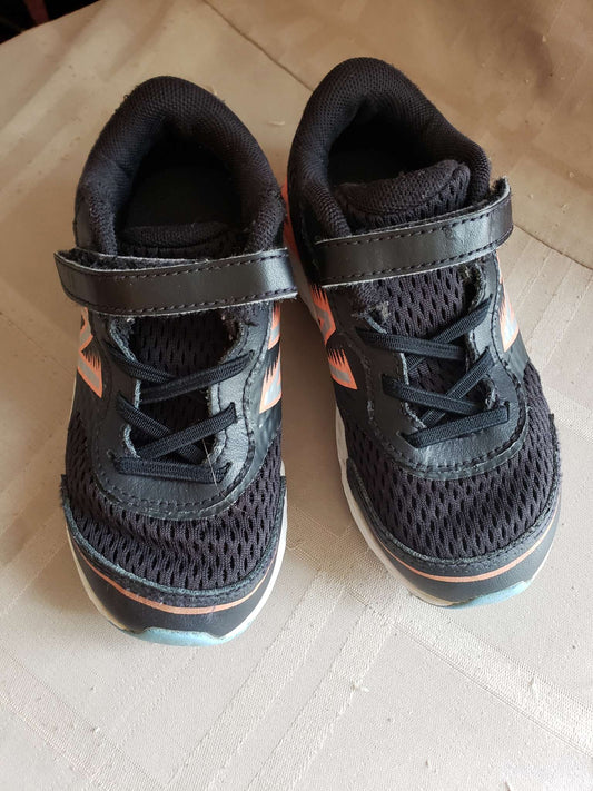 9T black sneakers, Shoes 9 (Toddler:2-4yr)