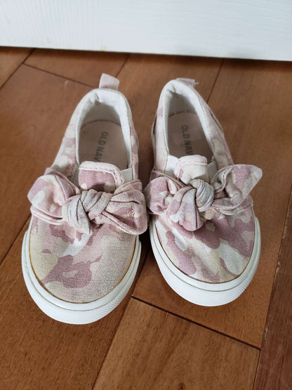 5T Bow daycare shoes - Old Navy, Shoes 5 (Walkers:12-24 mth)