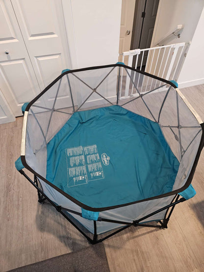 Regalo 8 panel play yard