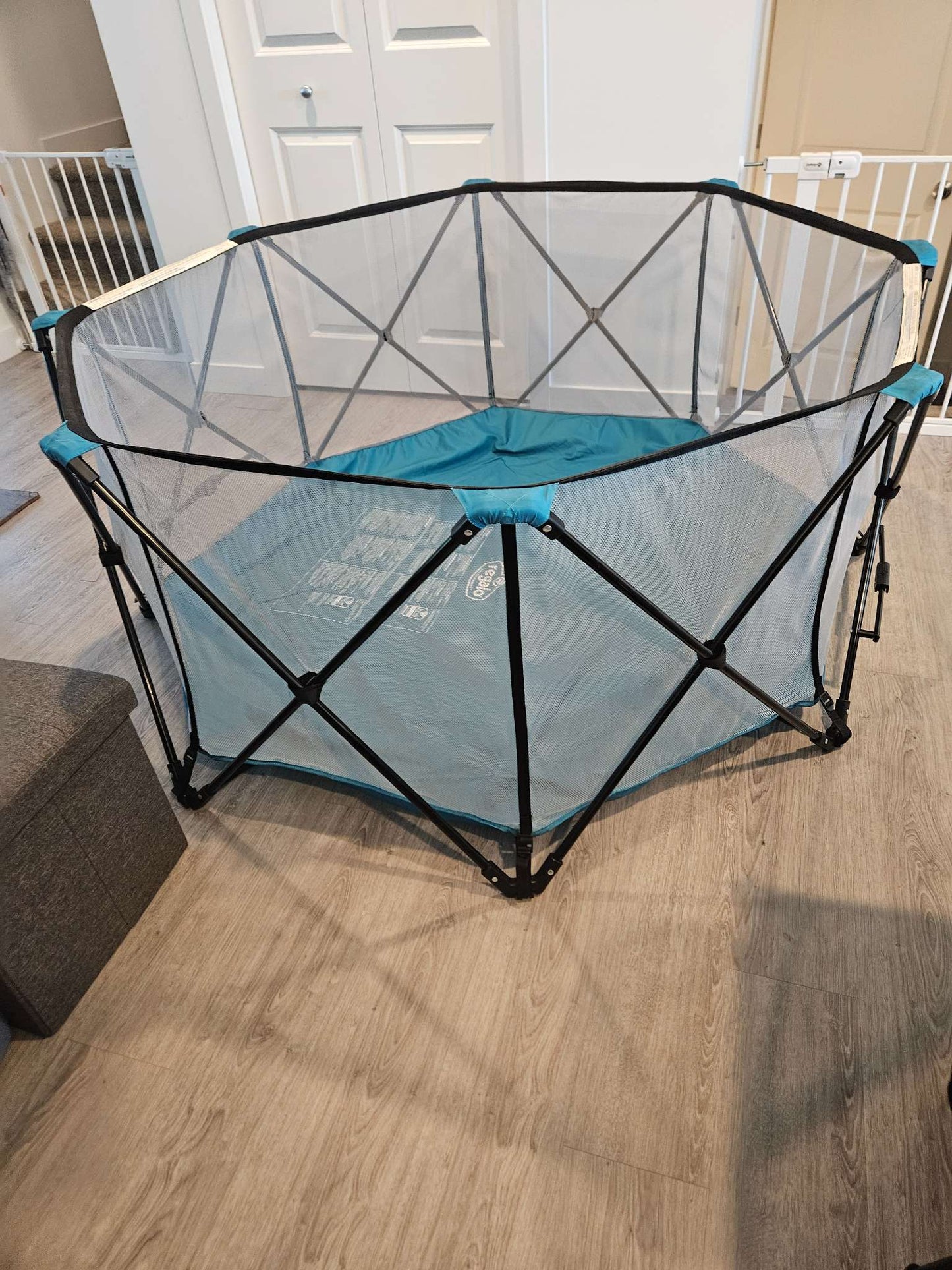 Regalo 8 panel play yard