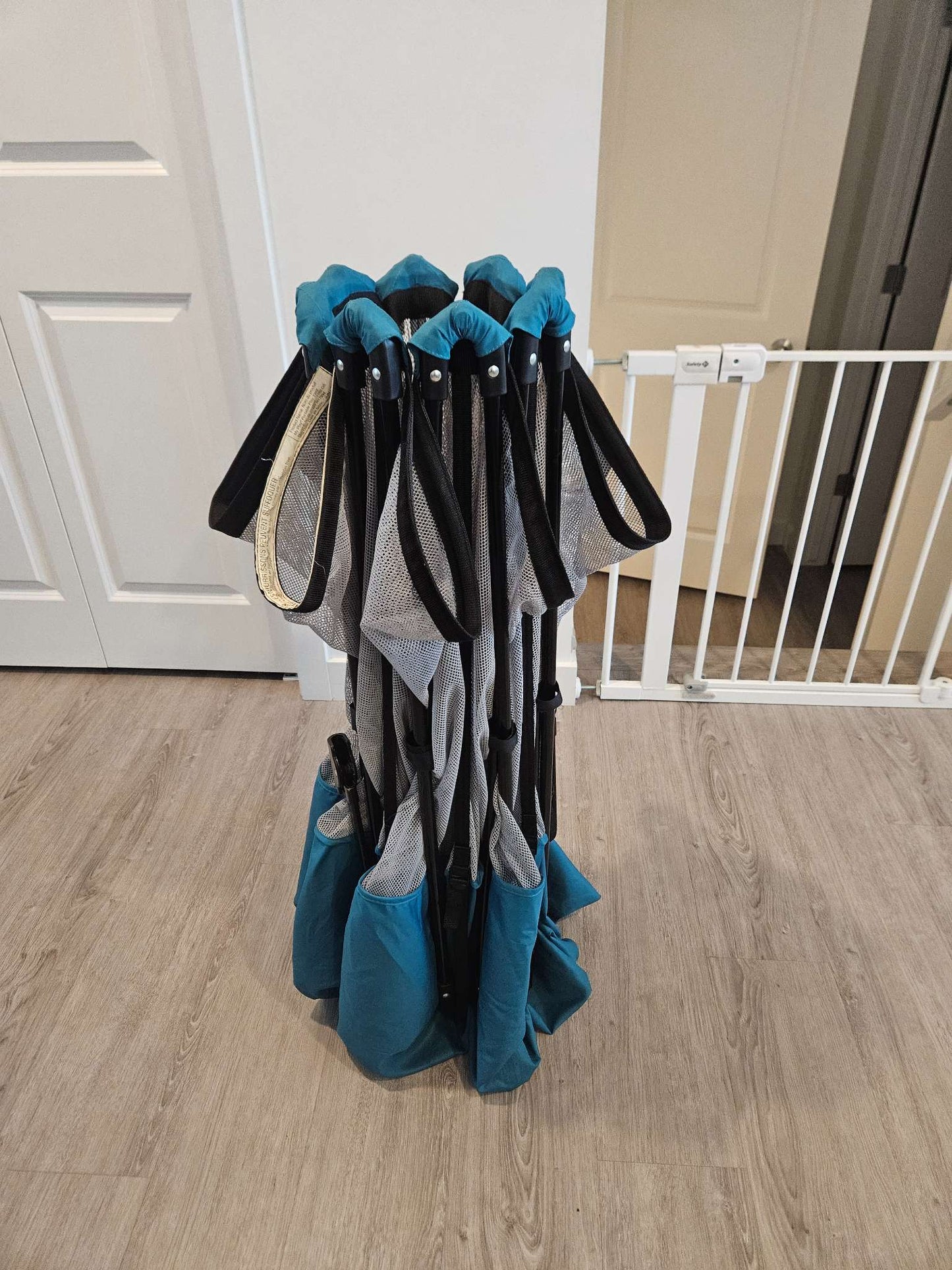 Regalo 8 panel play yard