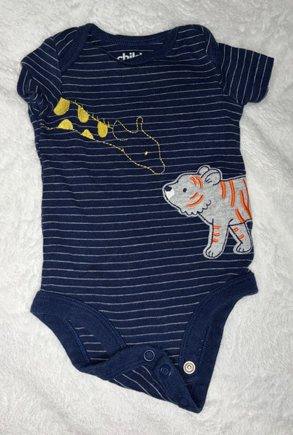 NEWBORN size  - 6pc Mixed Bundle - Onesies and a sleeper, Kids Newborn