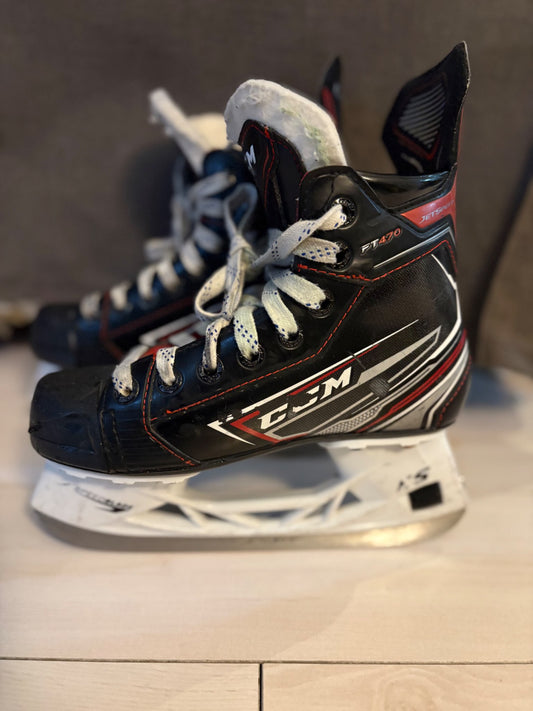 CCM hockey skates size 1.5  (retail new $250), Shoes 2.5 (Kids:4-8yr)