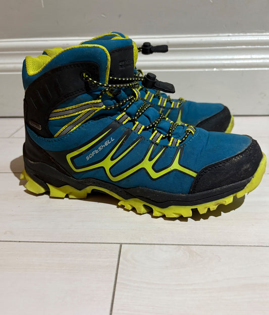 Hiking boots size 4, Shoes 3 (Kids:4-8yr)