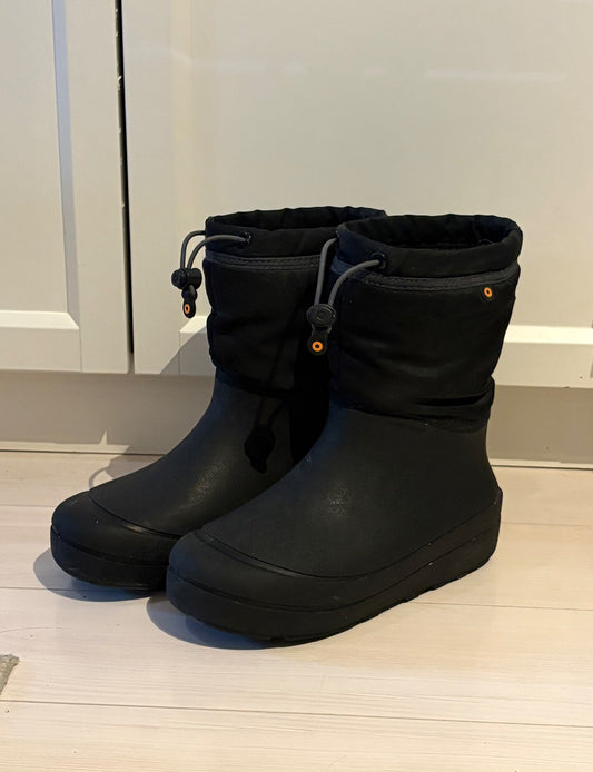 Bogs “Snow Shell” snow boots, retail new for $80, Shoes 4 (Big Kids:8–12yr)