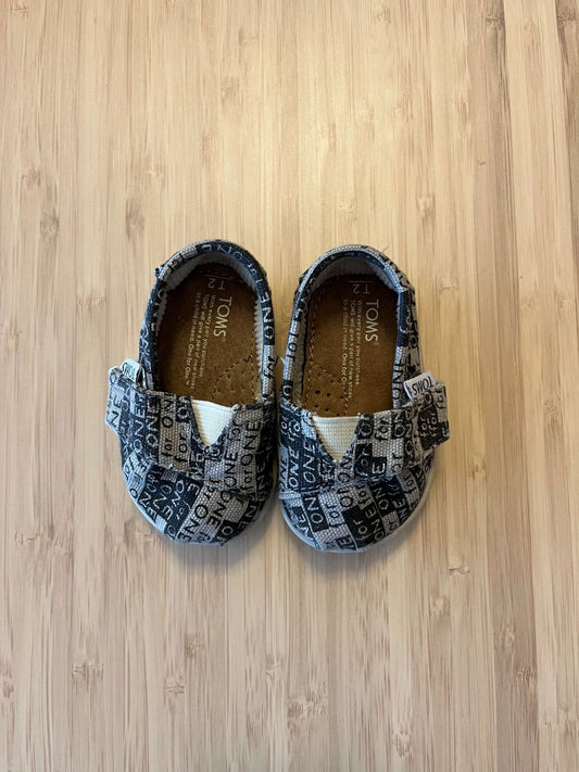 TOMS baby shoes size 2T, Shoes 2 (Baby: 0-12 mth)