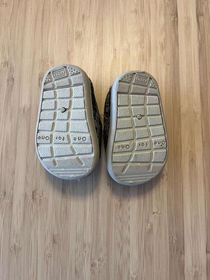 TOMS baby shoes size 2T, Shoes 2 (Baby: 0-12 mth)