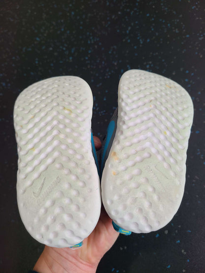 Nike revolution sneakers size 9, Shoes 9 (Toddler:2-4yr)