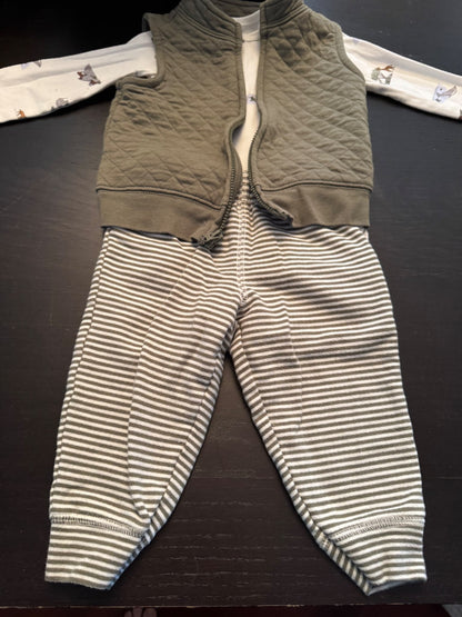 Three piece cotton outfit from Carter’s, Kids 9 Month (6-9M)