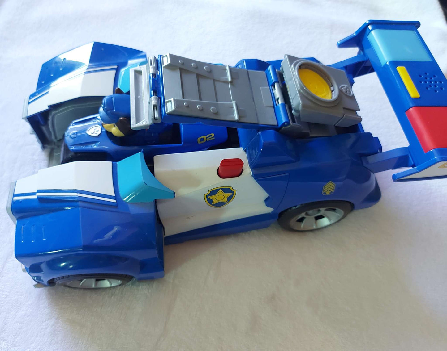 PAW PATROL, Chase 2-in-1 Transforming Movie City Cruiser Toy Car with Motorcycle, Lights, Sounds and Action Figure