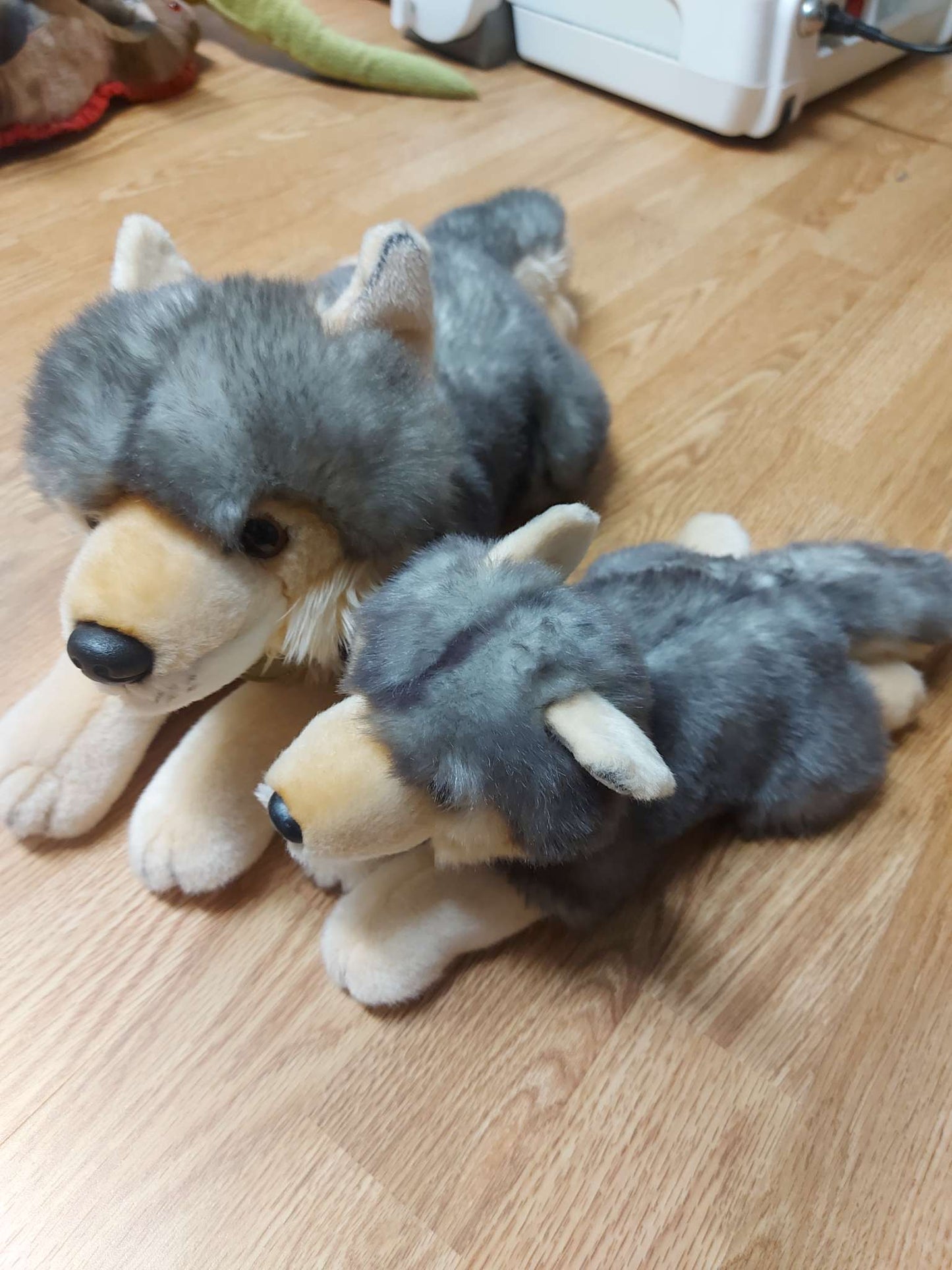 Lot of 2 wolves stuffed animals