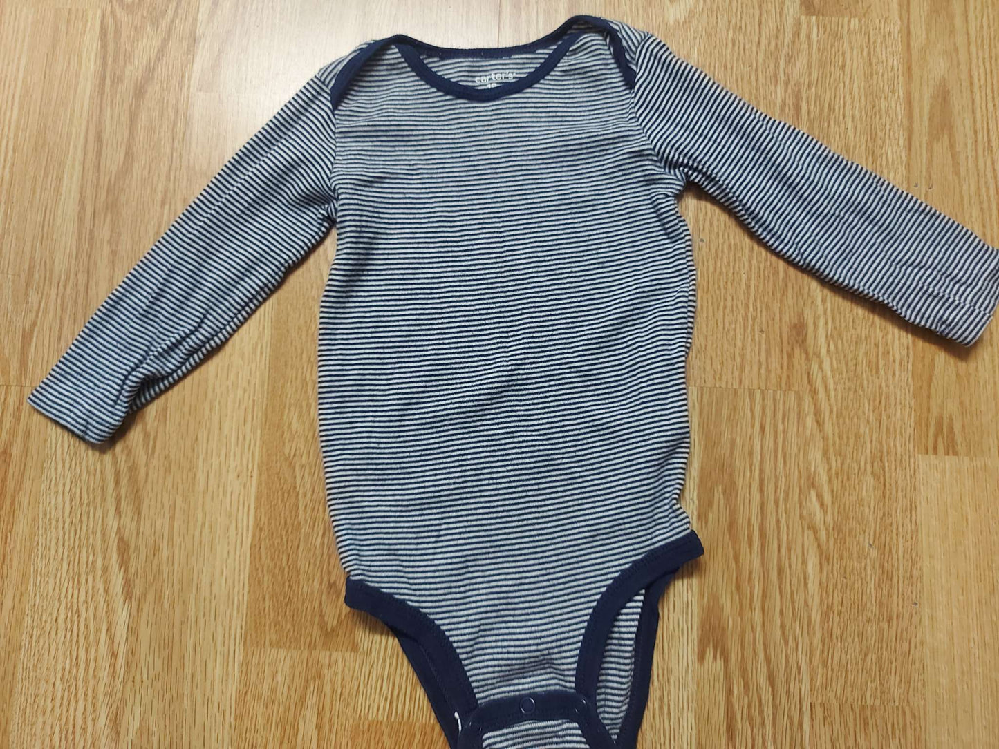 2 Carter's onesies - size 18 months, Kids 18 Month (12-18M)