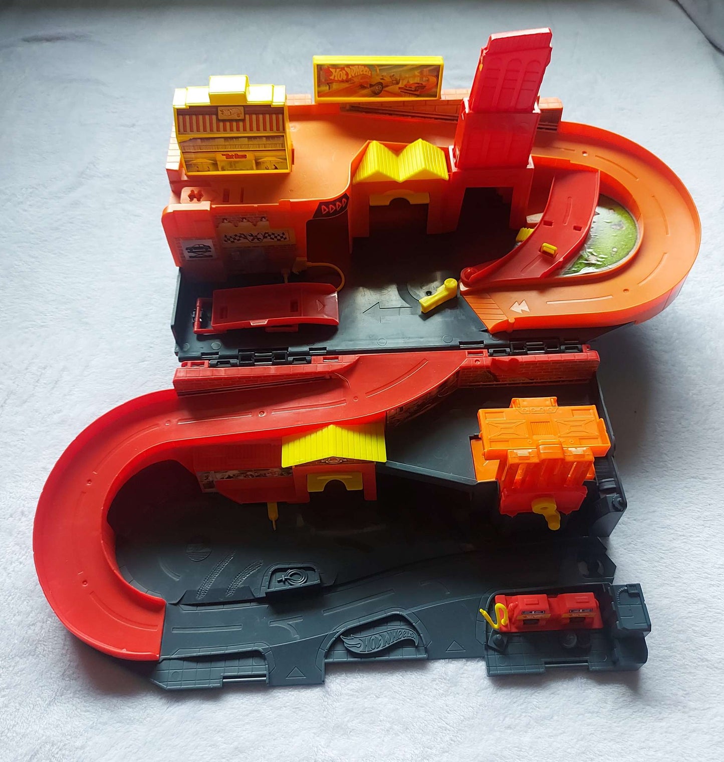 Hot Wheels Sto & Go - Carry-on Playset (no cars included)