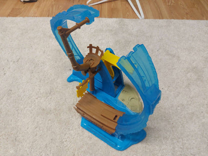 Monster Jam, Megalodon Loop of Doom Stunt Playset with Exclusive 1:64 Scale Die-Cast Monster Truck for Kids Toys for Boys Ages 3 and up