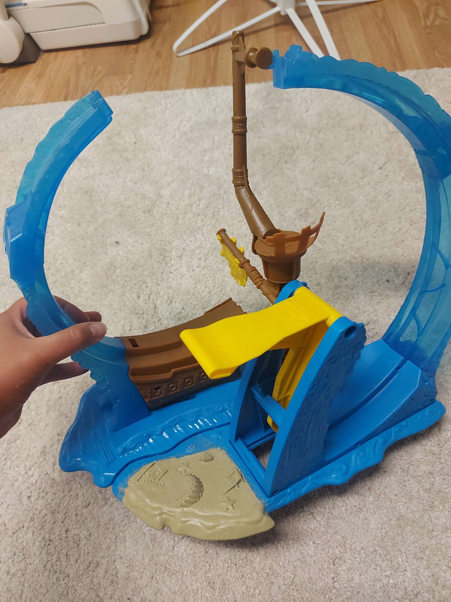 Monster Jam, Megalodon Loop of Doom Stunt Playset with Exclusive 1:64 Scale Die-Cast Monster Truck for Kids Toys for Boys Ages 3 and up