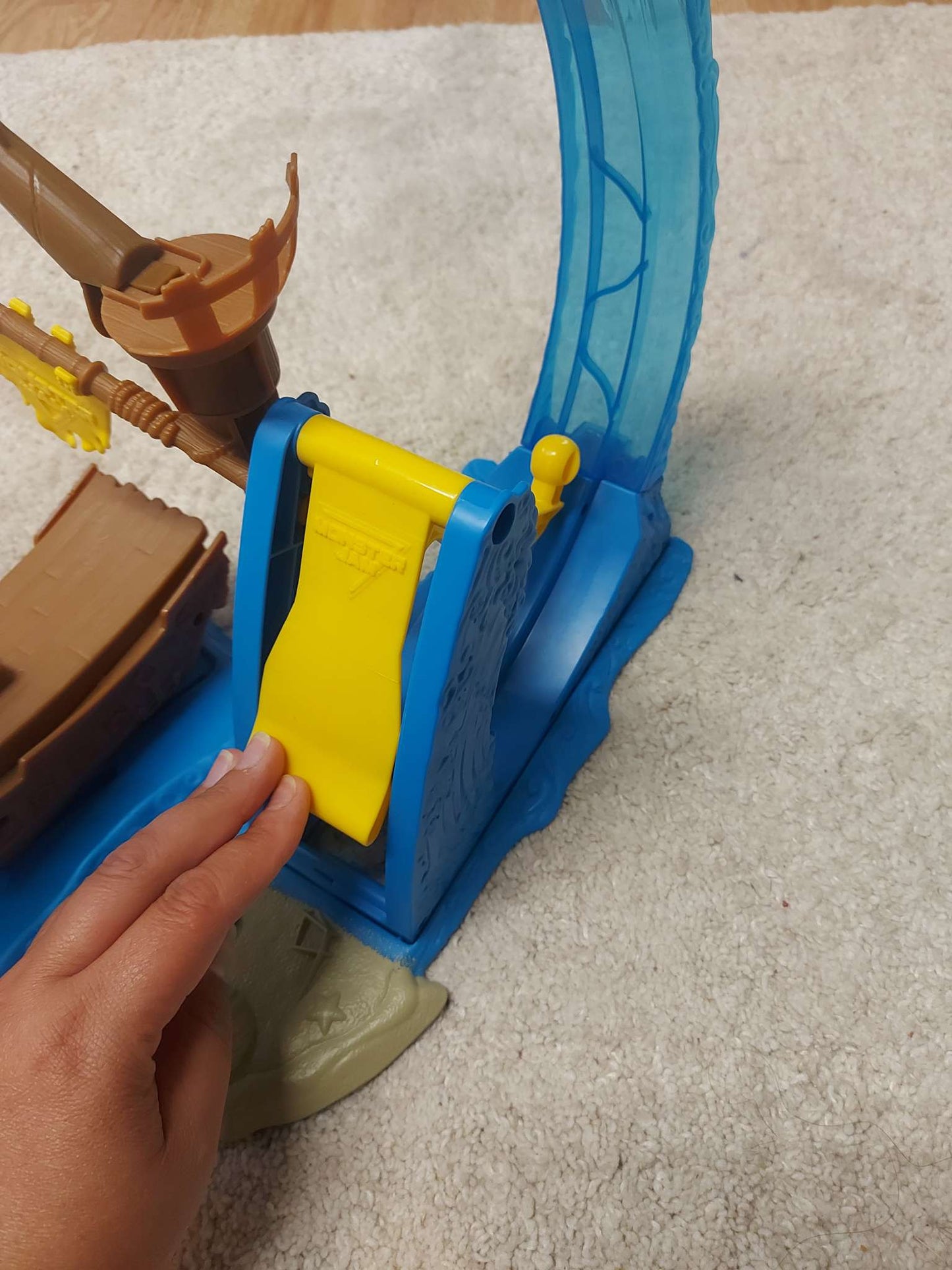 Monster Jam, Megalodon Loop of Doom Stunt Playset with Exclusive 1:64 Scale Die-Cast Monster Truck for Kids Toys for Boys Ages 3 and up