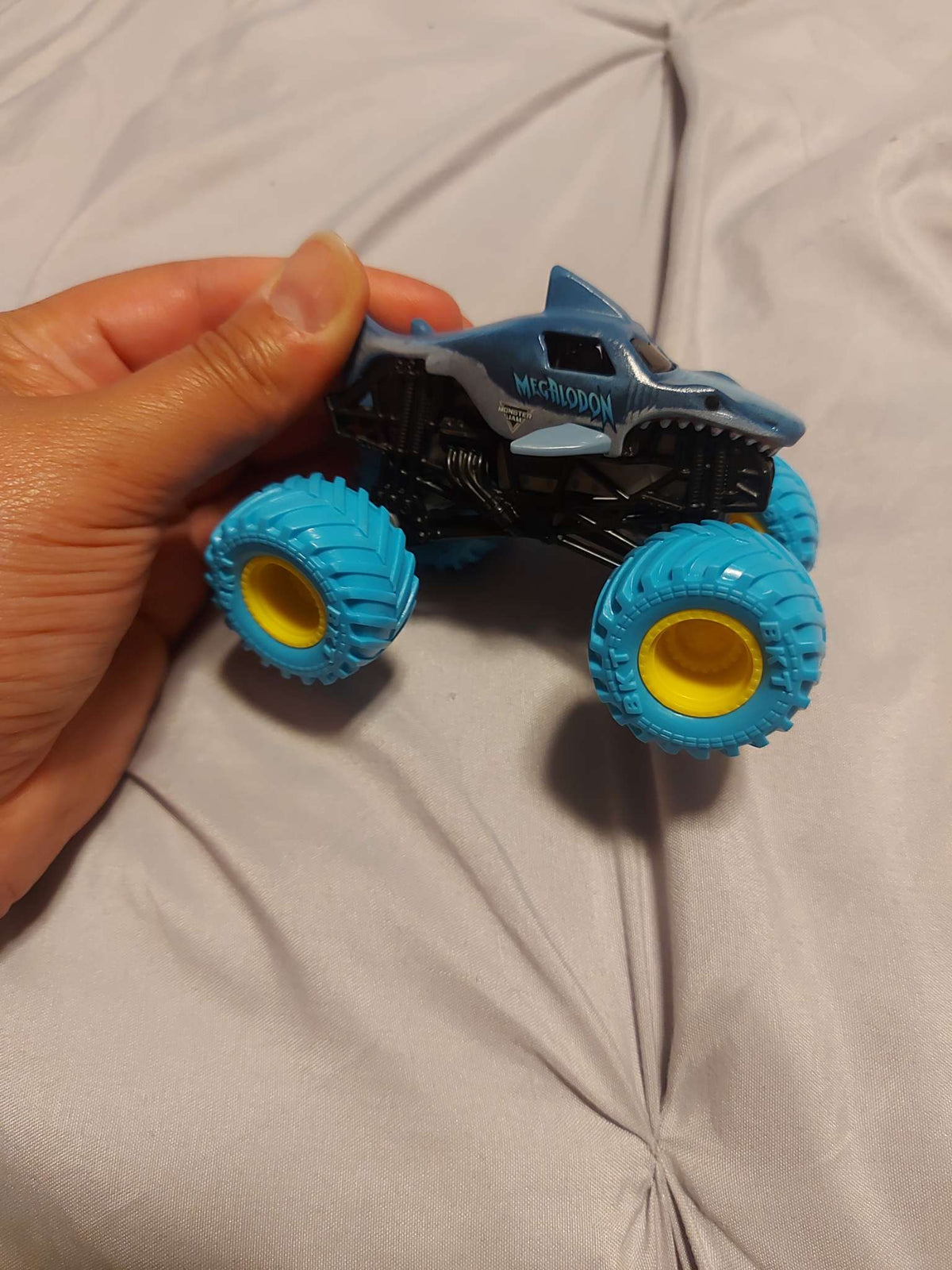 Monster Jam, Megalodon Loop of Doom Stunt Playset with Exclusive 1:64 Scale Die-Cast Monster Truck for Kids Toys for Boys Ages 3 and up