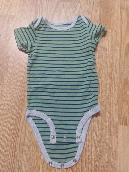 Bundle of 7 Carter's onesies - Size 6 months, Kids 6 Month (3-6M)