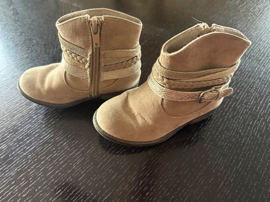 Ankle boots size 8, Shoes 8 (Toddler:2-4yr)