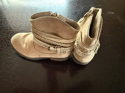 Ankle boots size 8, Shoes 8 (Toddler:2-4yr)