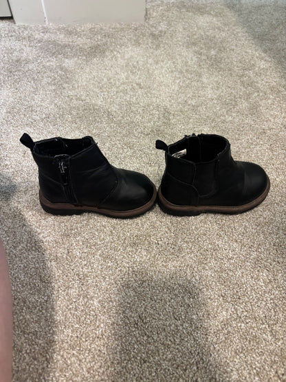 Oshkosh black boots, Shoes 5 (Walkers:12-24 mth)
