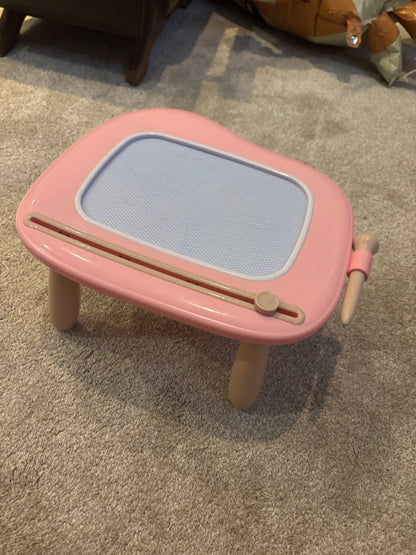 Magnetic drawing table