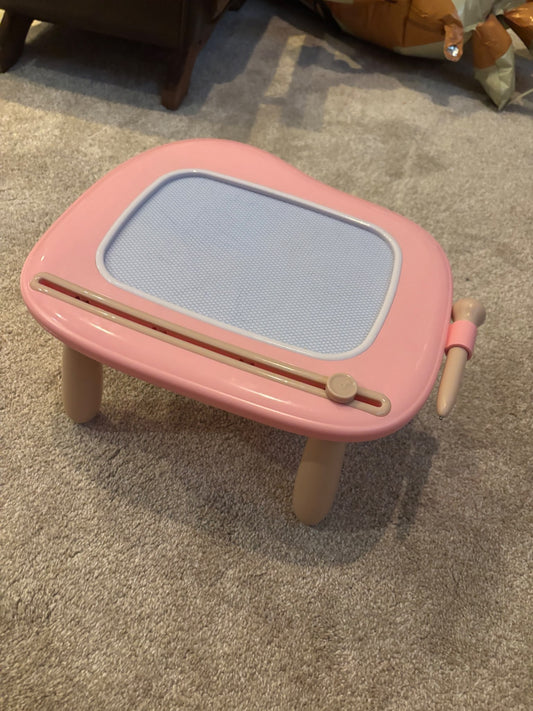 Magnetic drawing table