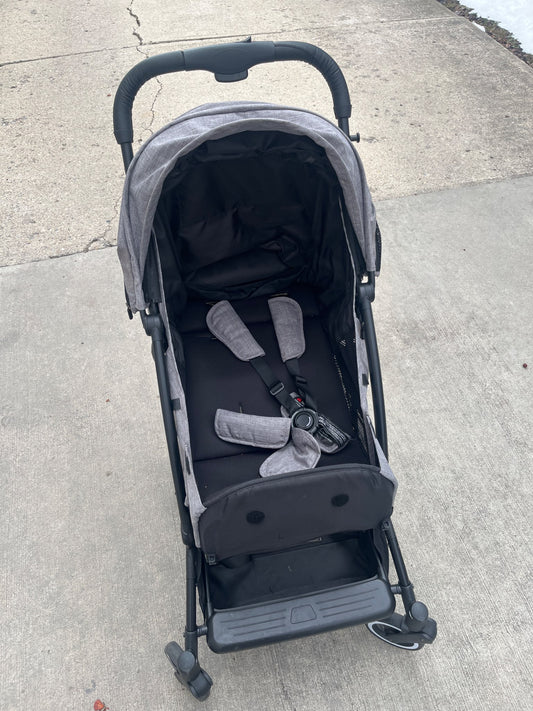Oxygen by Guzzie + Guss Travel stroller reg $420