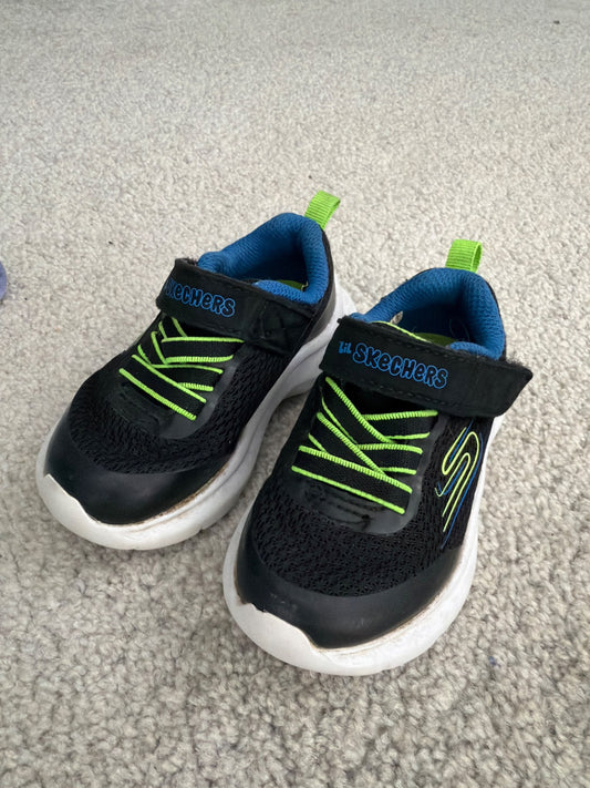 Sketchers toddler shoes size 6, Shoes 6 (Walkers:12-24 mth)